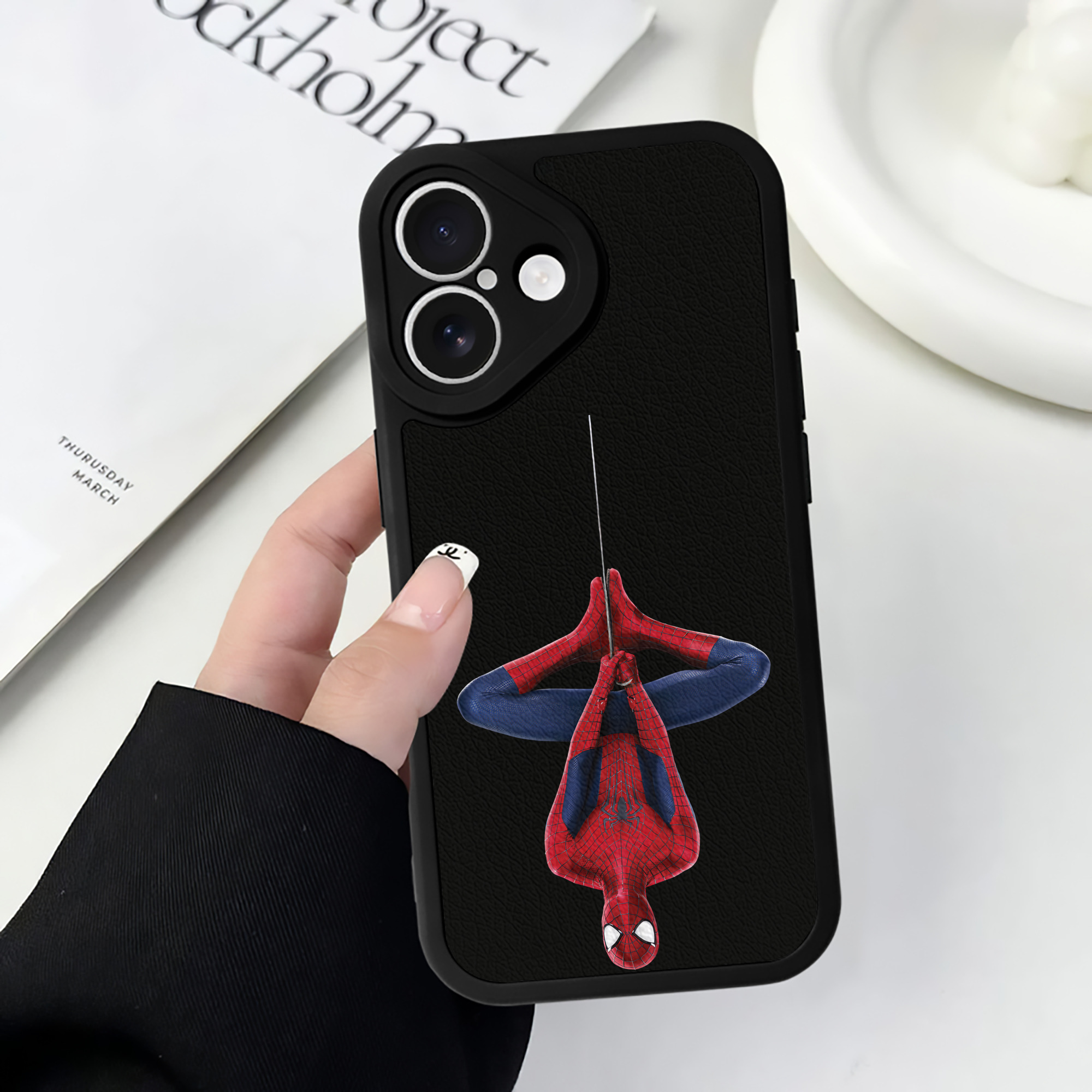 Spider Man スパイダーマン 【iPhone 16シリーズ対応】シリコンスマホケース（レザー調） 材質：シリコン